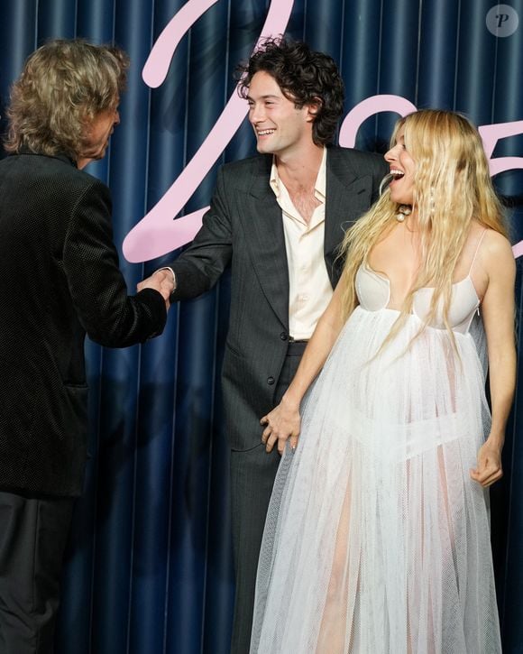 Mick Jagger, Sienna Miller (enceinte) et Oli Green assistent à la soirée The Fashion Awards 2025 présentée par Pandora au Royal Albert Hall le 1er décembre 2025 à Londres, Angleterre. Le 1er décembre 2025. © Lucia Sabatelli / Bestimage