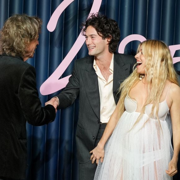 Mick Jagger, Sienna Miller (enceinte) et Oli Green assistent à la soirée The Fashion Awards 2025 présentée par Pandora au Royal Albert Hall le 1er décembre 2025 à Londres, Angleterre. Le 1er décembre 2025. © Lucia Sabatelli / Bestimage