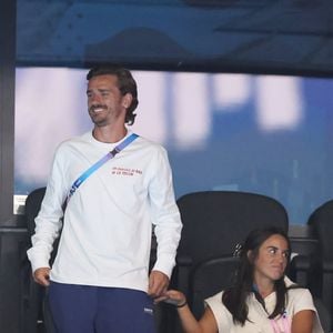 Antoine Griezmann et sa femme Erika Choperena - Célébrités assistent à la victoire de Léon Marchand qui devient champion Olympique sur 400 m 4 nages lors des Jeux Olympiques de Paris 2024 (JO) à Paris La Defense Arena à Nanterre le 28 juillet 2024. © Dominique Jacovides-Pierre Perusseau/Bestimage