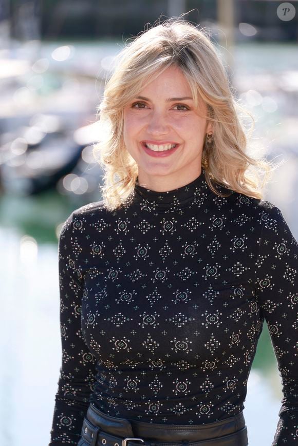 Si a l'écran, elle forme un couple emblématique avec le personnage d'Emmanuel Teyssier, dans la vraie vie, la jeune femme est amoureuse d'un comédien et réalisateur.

Sabine Perraud  ICI TOUT COMMENCE  TF1
Le festival de fiction TV de La Rochelle samedi 17 septembre 2022. © Christophe Aubert via Bestimage