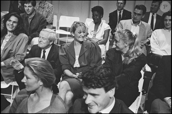 Jean-Marie Le Pen avec ses filles Marie-Caroline et Marine, à l'émission L'heure de vérité en 1987.