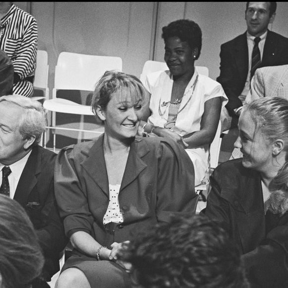Jean-Marie Le Pen avec ses filles Marie-Caroline et Marine, à l'émission L'heure de vérité en 1987.