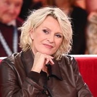 À 63 ans, Sophie Davant s'affiche avec la nouvelle obsession mode de l'été
