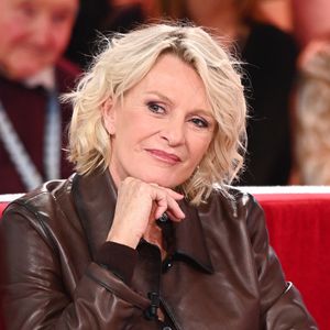 Aperçue en pleine balade estivale au marché de Deauville, Sophie Davant a prouvé qu'elle maîtrisait les tendances sur le bout des doigts.

Exclusif - Sophie Davant lors de l'enregistrement de l'émission Vivement Dimanche, au studio Rive gauche, à Paris, France, présentée par M.Drucker, diffusée sur France 3. © Guillaume Gaffiot/Bestimage