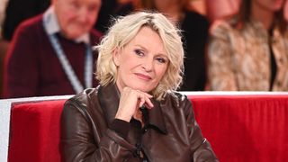 À 63 ans, Sophie Davant s'affiche avec la nouvelle obsession mode de l'été