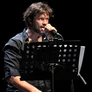 Bertrand Cantat (ex-membre du groupe "Noir Désir" et actuel membre du groupe "Détroit") fait une pause dans sa carrière musicale et se lance dans une tournée de lecture de textes poétiques avec deux musiciens autour de lui. Son nouveau spectacle de lecture (Condor Live) est tiré du livre "Condor" de Caryl Ferey. C'est une oeuvre allégorique et hallucinée, d'un couple fuyant la mort dans le Chili d'après Pinochet. Cenon, le 22 septembre 2016.
© Patrick Bernard/ Bestimage