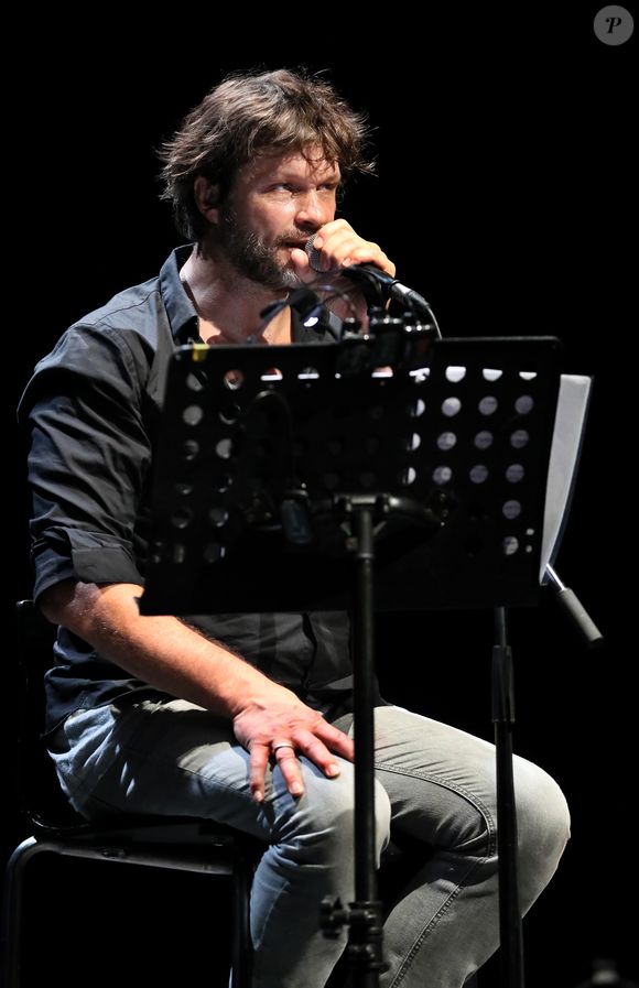 Bertrand Cantat (ex-membre du groupe "Noir Désir" et actuel membre du groupe "Détroit") fait une pause dans sa carrière musicale et se lance dans une tournée de lecture de textes poétiques avec deux musiciens autour de lui. Son nouveau spectacle de lecture (Condor Live) est tiré du livre "Condor" de Caryl Ferey. C'est une oeuvre allégorique et hallucinée, d'un couple fuyant la mort dans le Chili d'après Pinochet. Cenon, le 22 septembre 2016.
© Patrick Bernard/ Bestimage