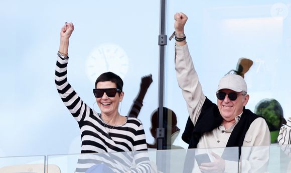 Cristina Cordula et son mari Frédéric Cassin dans les tribunes lors des Internationaux de France de Tennis de Roland Garros, le 1er juin 2025.

Photo : Dominique Jacovides / Bestimage