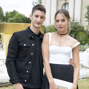 Pierre Niney et sa compagne Natasha Andrews - Photocall du défilé de mode Dior homme printemps-été 2018 au Grand Palais à Parisen juin 2017  Olivier Borde/Bestimage