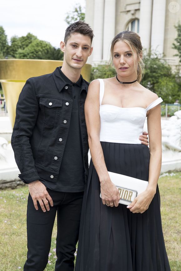 Pierre Niney et sa compagne Natasha Andrews - Photocall du défilé de mode Dior homme printemps-été 2018 au Grand Palais à Parisen juin 2017  Olivier Borde/Bestimage