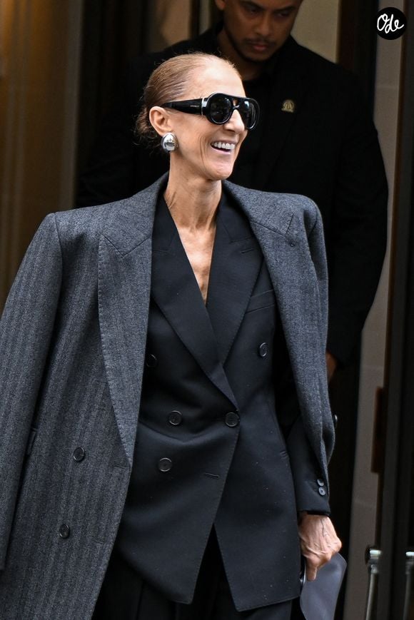Céline Dion acclamée par ses fans à la sortie de l’hôtel Royal Monceau à Paris, le 16 septembre 2026. 

© Lionel Urman/Bestimage