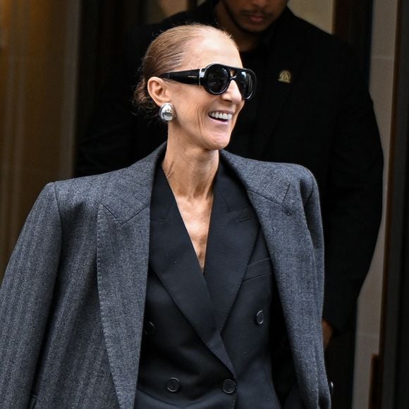 Céline Dion acclamée par ses fans à la sortie de l’hôtel Royal Monceau à Paris, le 16 septembre 2026. 

© Lionel Urman/Bestimage