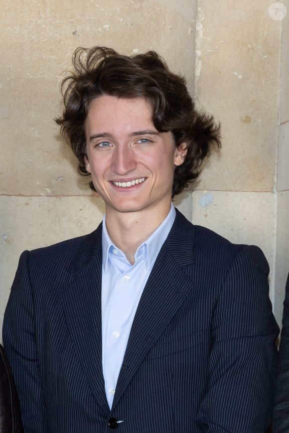 À la tête d'une fratrie de cinq enfants – issus de deux mariages – Delphine, Antoine, Alexandre, Frédéric et Jean.


Jean Arnault - Greeting du défilé Louis Vuitton Collection Femme Prêt-à-porter Printemps/Eté 2023 lors de la Fashion Week de Paris (PFW), France, le 4 octobre 2022. © Olivier Borde/Bertrand Rindoff Petroff/Bestimage