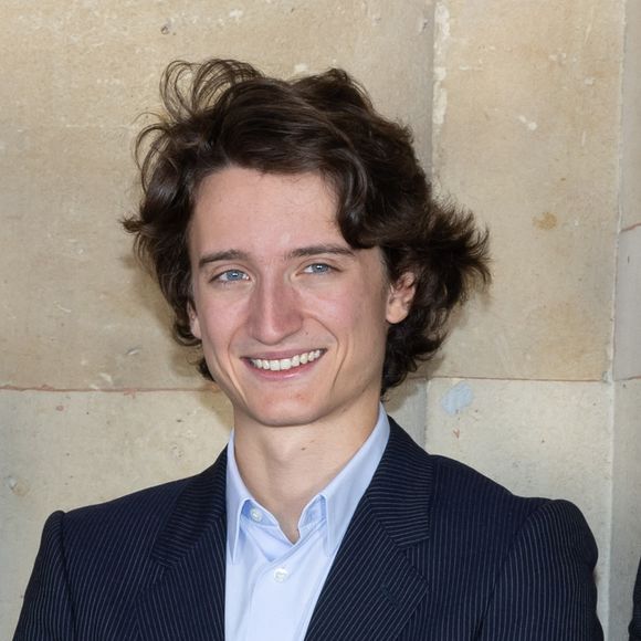 À la tête d'une fratrie de cinq enfants – issus de deux mariages – Delphine, Antoine, Alexandre, Frédéric et Jean.


Jean Arnault - Greeting du défilé Louis Vuitton Collection Femme Prêt-à-porter Printemps/Eté 2023 lors de la Fashion Week de Paris (PFW), France, le 4 octobre 2022. © Olivier Borde/Bertrand Rindoff Petroff/Bestimage