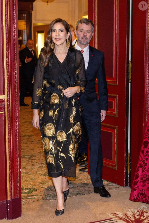 Le roi Frederik X du Danemark et la reine Mary au forum de l'Economie organisé au Palais Brongniart à Paris le 1er avril 2025 Backgrid USA / Bestimage
