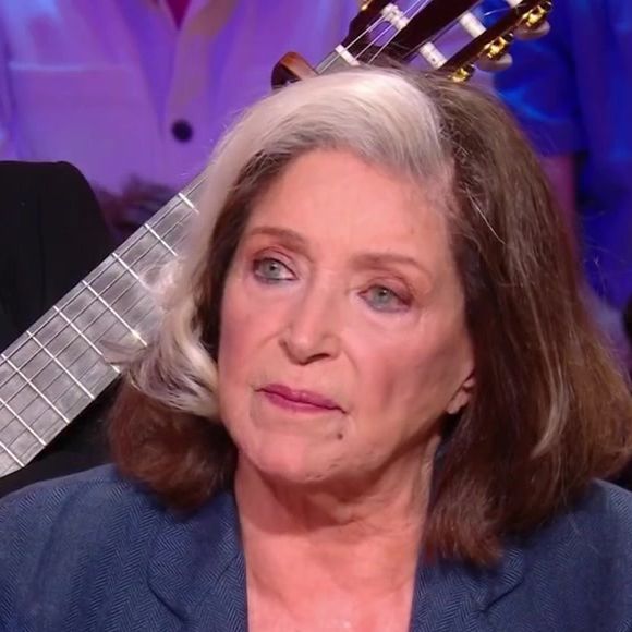 Françoise Fabian révèle l'origine de sa mèche blanche dans le nouveau numéro de "Quelle époque !".