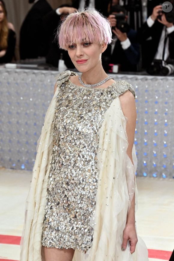 Marion Cotillard - Les célébrités arrivent à la soirée du "MET Gala 2023" hommage au grand couturier Karl Lagerfeld au Metropolitan Museum of Art de New York City, New York, Etats-Unis, le 1er mai 2023.