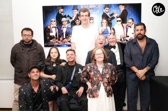 Gad Abecassis, Philippe Shangti, Mayane-Sarah El Baze, Sofian Ribes, Thibaut Conan, Arnaud Toupense, Marie Colin, Ludovic Boul, Artus, lors de la présentation de l'oeuvre "No Judgement here" de Philippe Shangti avec l'équipe du film "Un p'tit truc en plus" au studio Harcourt à Paris le 4 jin 2025. 
© Jack Tribeca / Bestimage