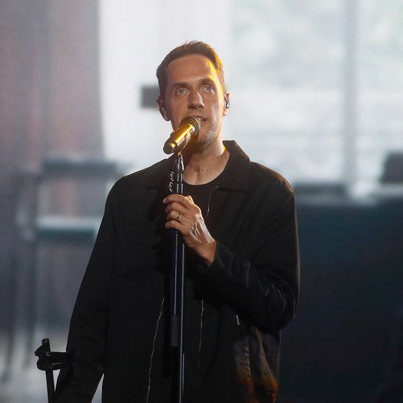 Exclusif - Grand Corps Malade (Fabien Marsaud) - Enregistrement de l'émission "Eternel Aznavour, le concert événement", diffusée le 18 octobre sur France 3
© Christophe Clovis-Cyril Moreau / Bestimage

Éternel Aznavour : le concert événement
Vendredi 18 octobre à 21.05 sur France 3 et sur france.tv
Logo de la plateforme france.tv
Logo France 3

Pour célébrer le centenaire de la naissance de l'une des plus grandes légendes de la chanson française et à l'occasion de la sortie du film Monsieur Aznavour, nous vous invitons à une soirée exceptionnelle autour de ses plus belles chansons.

Les plus grands artistes de la scène française lui rendent hommage au cours de cette soirée musicale. Entourés d’un orchestre composé de 22 musiciens, ils se succéderont pour interpréter ses plus grands succès, et témoigner de l’histoire d’amour qui les lie avec Charles Aznavour.

De "La Bohème" à "Emmenez-moi", en passant par "Hier encore" et "Je m’voyais déjà", chaque performance sera un hommage vibrant à l'homme qui a marqué des générations par ses textes profonds et sa voix inoubliable. Ce sera également l’occasion d’en apprendre plus sur cet homme pudique à travers des images d’archives rares issues de la collection privée de Charles Aznavour qui viendront ponctuer ce show.   

Ne manquez pas cette soirée inoubliable où la musique, l’émotion et la poésie seront au rendez-vous pour célébrer l'héritage artistique de Monsieur Charles Aznavour.