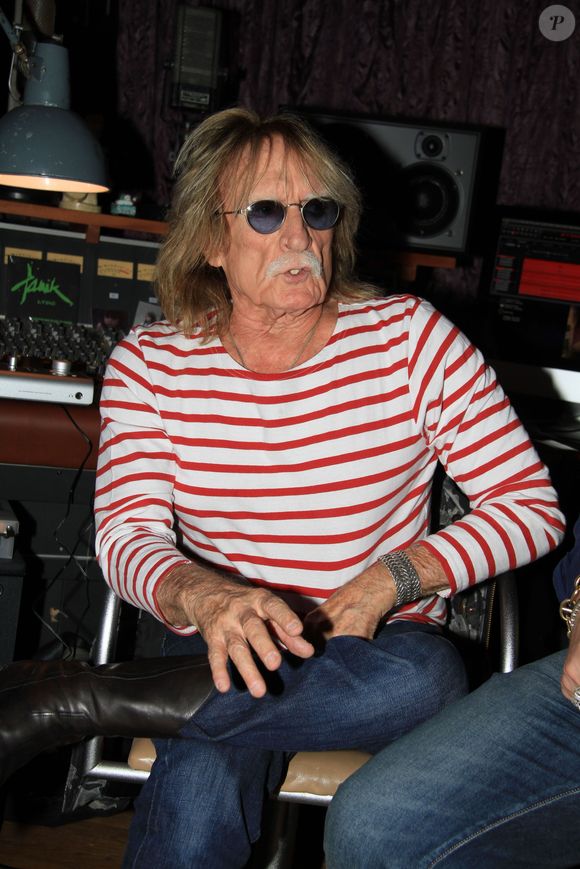 Exclusif - Le chanteur Christophe (Daniel Bevilacqua) dans son appartement parisien avec des amis le 29 et 30 juillet 2019
© Philippe Baldini / Bestimage