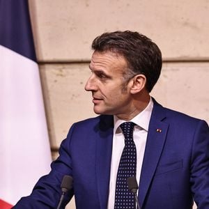 Emmanuel Macron - La créatrice S.McCartney est faite Chevalier de la Légion d'honneur par le président français E.Macron au palais de l'Elysée à Paris, le 5 mars 2026, lors de la Fashion Week à Paris. Cette distinction salue son parcours ainsi que son engagement dans l'univers de la création et de la mode.

BFA.com / Backgrid USA / Bestimage