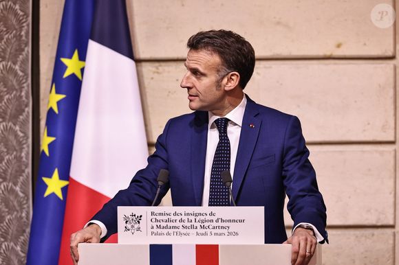 Emmanuel Macron - La créatrice S.McCartney est faite Chevalier de la Légion d'honneur par le président français E.Macron au palais de l'Elysée à Paris, le 5 mars 2026, lors de la Fashion Week à Paris. Cette distinction salue son parcours ainsi que son engagement dans l'univers de la création et de la mode.

BFA.com / Backgrid USA / Bestimage