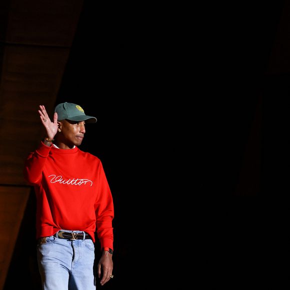 Le rappeur, producteur et créateur de mode américain Pharrell Williams reçoit un diplôme de la directrice générale de l'UNESCO A.Azoulay en tant qu'Ambassadeur de bonne volonté de l'UNESCO pour les arts, l'éducation et l'entreprenariat, au siège de l'UNESCO, à Paris, le 17 décembre 2024. 
© Stéphane Lemouton / Bestimage