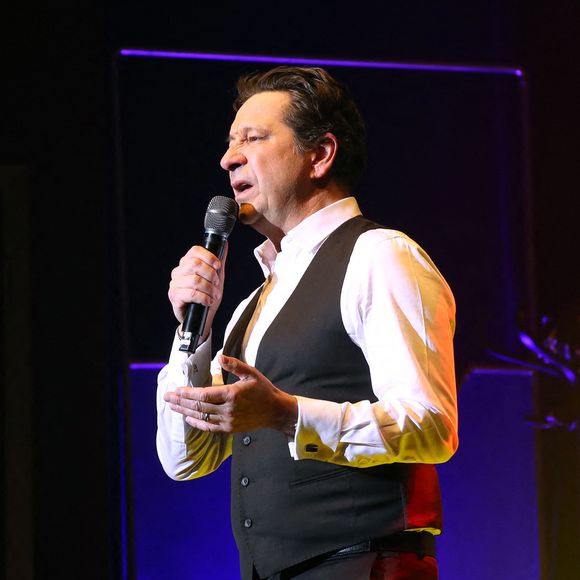 Exclusif - Laurent Gerra, imitant ici E. Macias, « Se met à table ! » dans son nouveau spectacle à savourer au Casino de Paris, à Paris, France, le 04 Janvier 2025. © Bertrand Rindoff/Bestimage