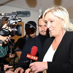 Marine Le Pen - Procès de l'affaire des assistants parlementaires européens du parti d'extrême-droite du Front national (FN) au tribunal correctionnel de Paris, France, le 14 octobre. Le procès de M.Le Pen, de 24 autres personnes et du Rassemblement national, soupçonnés d'avoir détourné des fonds du Parlement européen pour payer des salariés du parti, s'est ouvert le 30 septembre 2024, devant le tribunal correctionnel de Paris, un dossier aux enjeux politiques graves pour la leader de l'extrême droite. © Pierre Perusseau/Bestimage