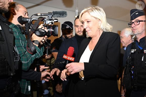 Marine Le Pen - Procès de l'affaire des assistants parlementaires européens du parti d'extrême-droite du Front national (FN) au tribunal correctionnel de Paris, France, le 14 octobre. Le procès de M.Le Pen, de 24 autres personnes et du Rassemblement national, soupçonnés d'avoir détourné des fonds du Parlement européen pour payer des salariés du parti, s'est ouvert le 30 septembre 2024, devant le tribunal correctionnel de Paris, un dossier aux enjeux politiques graves pour la leader de l'extrême droite. © Pierre Perusseau/Bestimage