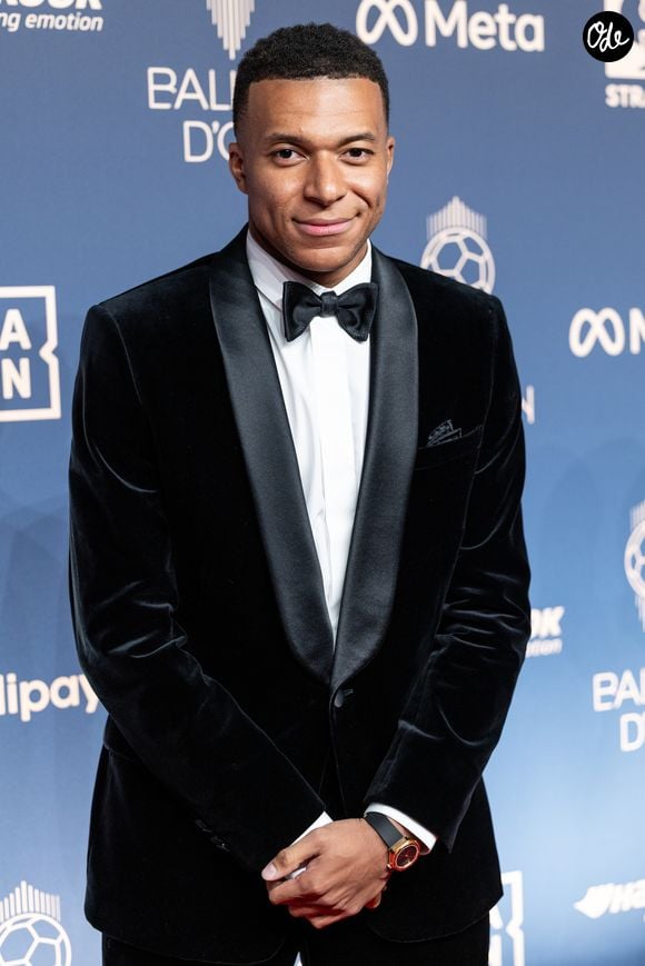 Le jeune footballeur a repartagé une photo souvenir pleine d'affection pour lui rendre hommage 

Kylian Mbappé à la 70e cérémonie du Ballon d'Or au Palladium Theatre, le 26 octobre 2026 à Londres.

© Cyril Moreau / Bestimage