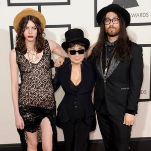 Yoko Ono, son fils Sean Lennon avec sa compagne Charlotte Kemp Muhl - 56eme ceremonie des Grammy Awards a Los Angeles le 26 janvier 2014.
Agence / Bestimage