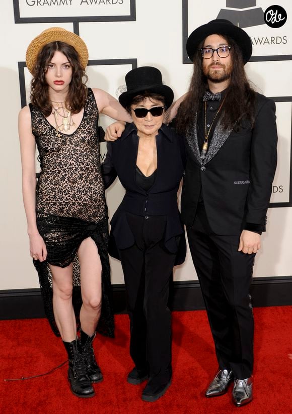 Yoko Ono, son fils Sean Lennon avec sa compagne Charlotte Kemp Muhl - 56eme ceremonie des Grammy Awards a Los Angeles le 26 janvier 2014.
Agence / Bestimage