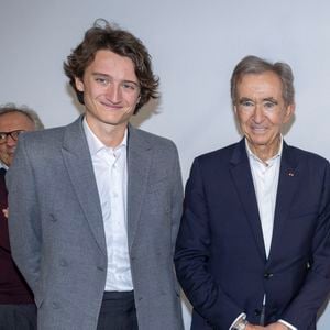 Jean Arnault et Bernard Arnault au Greeting du défilé de mode féminine Dior printemps-été lors de la Fashion Week de Paris (PFW), à Paris, France © Olivier Borde/Bestimage