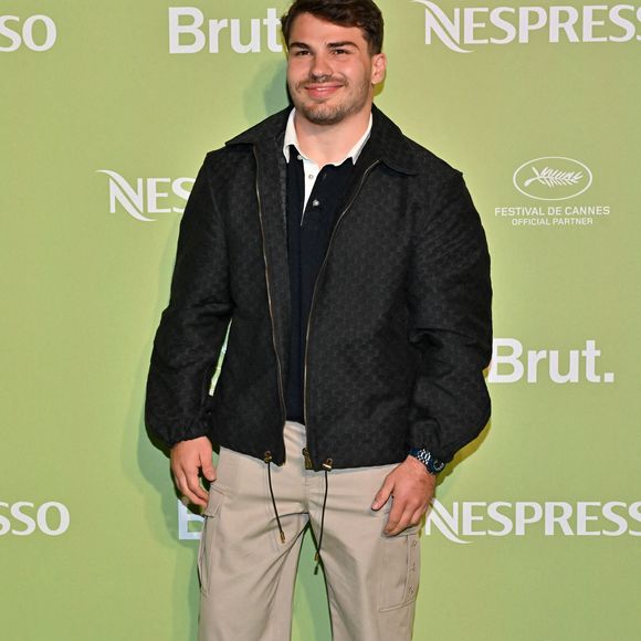 Mais Antoine Dupont a aussi la tête ailleurs, loin de la France, depuis qu’il est devenu actionnaire du club de rugby de Los Angeles.

Antoine Dupont à la soirée Nespresso X Brut avant le 78ème Festival de Cannes à Cannes, France, le 15 mai 2025. Photo by Julien Reynaud/APS-Medias/ABACAPRESS.COM