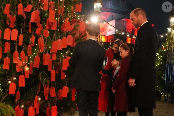 Le Prince et la Princesse de Galles avec leurs enfants le Prince George, la Princesse Charlotte et le Prince Louis regardent les messages sur l'arbre de la gentillesse avant le service de chants de Noël Together At à l'Abbaye de Westminster à Londres, Royaume-Uni, le 6 décembre 2024. Photo by Jordan Pettitt/PA Wire/ABACAPRESS.COM