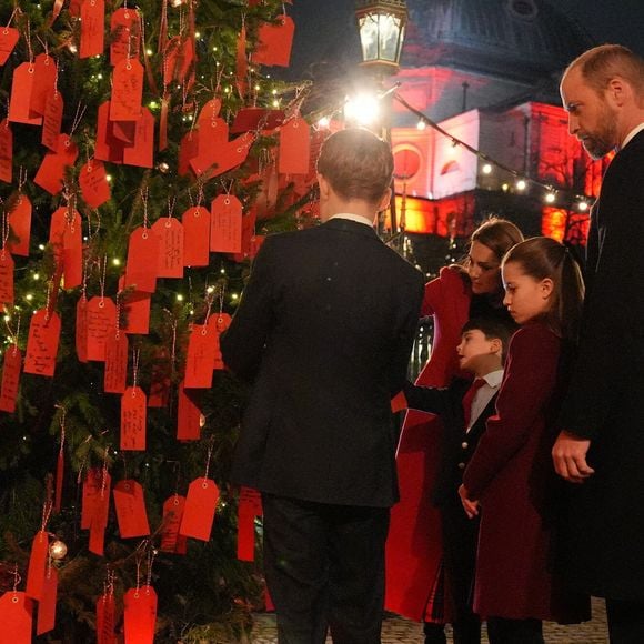 Le Prince et la Princesse de Galles avec leurs enfants le Prince George, la Princesse Charlotte et le Prince Louis regardent les messages sur l'arbre de la gentillesse avant le service de chants de Noël Together At à l'Abbaye de Westminster à Londres, Royaume-Uni, le 6 décembre 2024. Photo by Jordan Pettitt/PA Wire/ABACAPRESS.COM