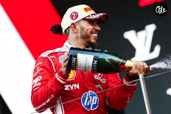 Après l’arrivée, les deux personnalités ont partagé un moment de célébration très remarqué.

HAMILTON Lewis (gbr), Scuderia Ferrari SF-26, portrait podium lors du Grand Prix de Formule 1 du Canada 2026, 6ème manche du Championnat du Monde de Formule 1 2026 du 5 au 7 juin 2026 sur le Circuit de Monaco, à Monte-Carlo, Monaco - © DPPI / PsnewZ / Bestimage