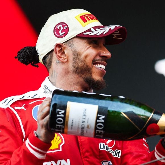 Après l’arrivée, les deux personnalités ont partagé un moment de célébration très remarqué.

HAMILTON Lewis (gbr), Scuderia Ferrari SF-26, portrait podium lors du Grand Prix de Formule 1 du Canada 2026, 6ème manche du Championnat du Monde de Formule 1 2026 du 5 au 7 juin 2026 sur le Circuit de Monaco, à Monte-Carlo, Monaco - © DPPI / PsnewZ / Bestimage