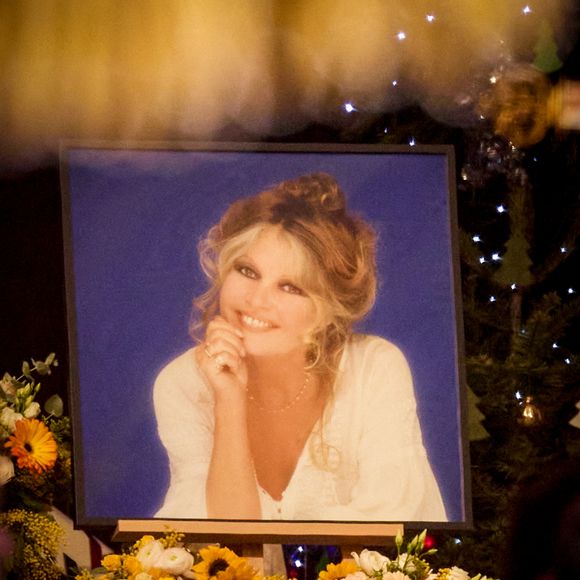 Portrait de Brigitte Bardot dans l'église - Arrivées aux obsèques de Brigitte Bardot en l'église Paroissiale Notre-Dame-de-l'Assomption de Saint-Tropez, France, le 7 janvier 2026.  Brigitte Bardot, figure emblématique du cinéma français et icône internationale, est décédée le 28 décembre 2025 à l'âge de 91 ans dans sa mythique propriété de La Madrague, à Saint-Tropez (France).

© Jacovides-Moreau/Bestimage