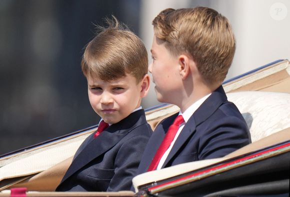 Si Kate Middleton et sa fille la princesse Charlotte ont capté tous les regards, c'est le prince George qui a beaucoup amusé les fans, sur le live. 

Le prince Louis de Galles, Le prince George de Galles - Les membres de la famille royale britannique arrivent à Buckingham Palace pour la cérémonie Trooping the Colour à Londres, le 14 juin 2025. Affecté par le crash du Boeing 787 Dreamliner à Ahmedabad du 12 juin, le souverain et les officiels porteront un brassard noir en hommage aux plus de 270 victimes. Bon nombre d'elles étaient des ressortissants britanniques.
© James Whatling / Bestimage