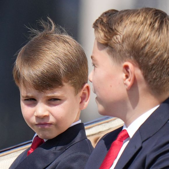 Si Kate Middleton et sa fille la princesse Charlotte ont capté tous les regards, c'est le prince George qui a beaucoup amusé les fans, sur le live. 

Le prince Louis de Galles, Le prince George de Galles - Les membres de la famille royale britannique arrivent à Buckingham Palace pour la cérémonie Trooping the Colour à Londres, le 14 juin 2025. Affecté par le crash du Boeing 787 Dreamliner à Ahmedabad du 12 juin, le souverain et les officiels porteront un brassard noir en hommage aux plus de 270 victimes. Bon nombre d'elles étaient des ressortissants britanniques.
© James Whatling / Bestimage