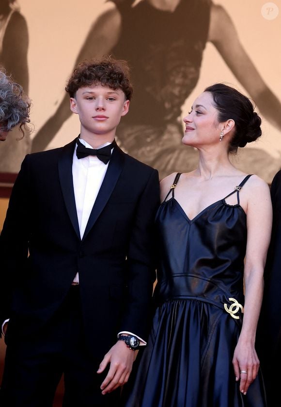 Marcel Canet et sa mère Marion Cotillard - Montée des marches du film " Karma " lors du 79ème Festival International du Film de Cannes, le 15 mai 2026. © Jacovides-Moreau / Bestimage