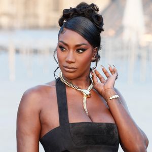 À 31 ans, l'artiste est devenue la première femme à se produire trois soirs de suite dans l'enceinte de Saint-Denis. 

Aya Nakamura - Photocall de la soirée Lancome X Louvre lors de la Fashion week de Paris (PFW), dans la cour du musée du Louvre, à Paris, France. © Christophe Clovis/Bestimage