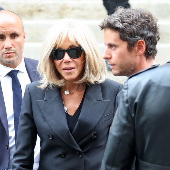 Brigitte Macron et Gabriel Attal - Sorties des obsèques de Thierry Ardisson en l’église Saint-Roch de Paris, France, le 17 juillet 2025. © Clovis-Jacovides/Bestimage