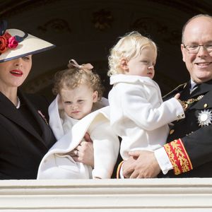 Le Prince Albert et la Princesse Charlène et leurs enfants le Prince Jacques et la Princesse Gabriella au balcon du palais royal lors des célébrations de la Fête Nationale à Monaco le 19 novembre 2016. Photo Patrick van Katwijk/DPA/ABACAPRESS.COM