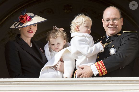 Le Prince Albert et la Princesse Charlène et leurs enfants le Prince Jacques et la Princesse Gabriella au balcon du palais royal lors des célébrations de la Fête Nationale à Monaco le 19 novembre 2016. Photo Patrick van Katwijk/DPA/ABACAPRESS.COM