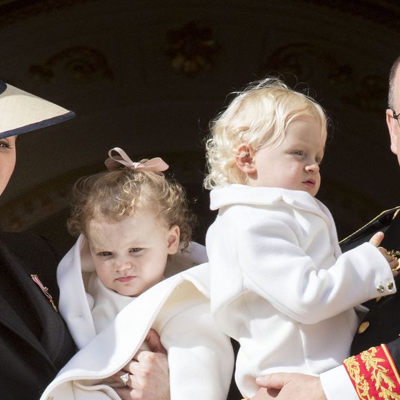 Le Prince Albert et la Princesse Charlène et leurs enfants le Prince Jacques et la Princesse Gabriella au balcon du palais royal lors des célébrations de la Fête Nationale à Monaco le 19 novembre 2016. Photo Patrick van Katwijk/DPA/ABACAPRESS.COM