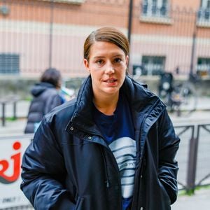 Exclusif - Adèle Exarchopoulos arrive pour la promotion de son dernier film "Chien 51" dans les studios de NRJ pour l'émission de radio sur Camille Combal sur NRJ à Paris, France, le 13 octobre 2025. © Julien Sarkissian/Bestimage