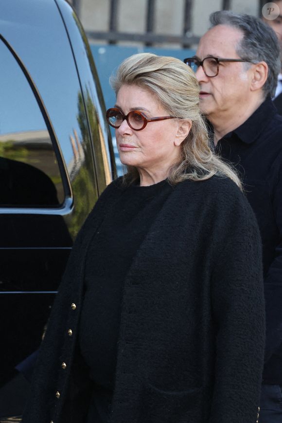 Catherine Deneuve - Obsèques de Nathalie Baye en l'église Saint-Sulpice à Paris le 24 avril 2026. © Dominique Jacovides - Coadic Guirec / Bestimage